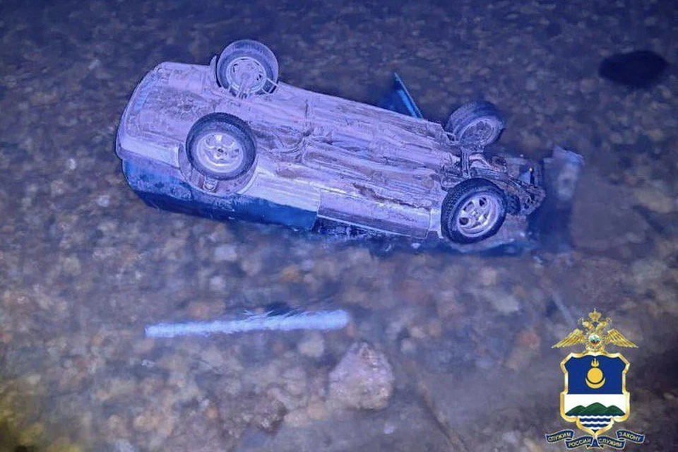 Машина с пятью подростками слетела с дороги в Байкал.