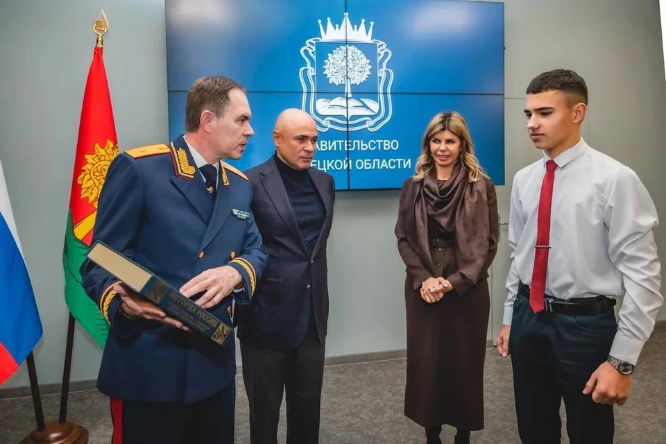 Юному герою подарили часы и книгу. Фото СУ СКР по Липецкой области.