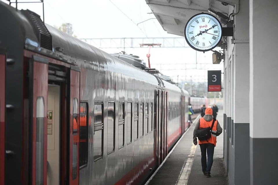 Два поезда прибудет на час позже.