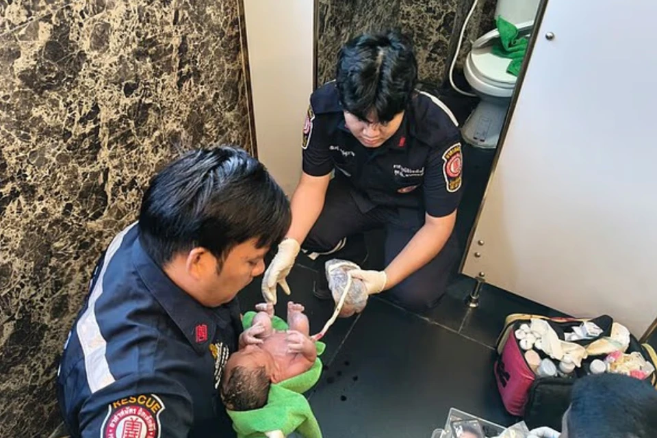 На место происшествия прибыла полиция, а ребенка доставили в больницу для обследования