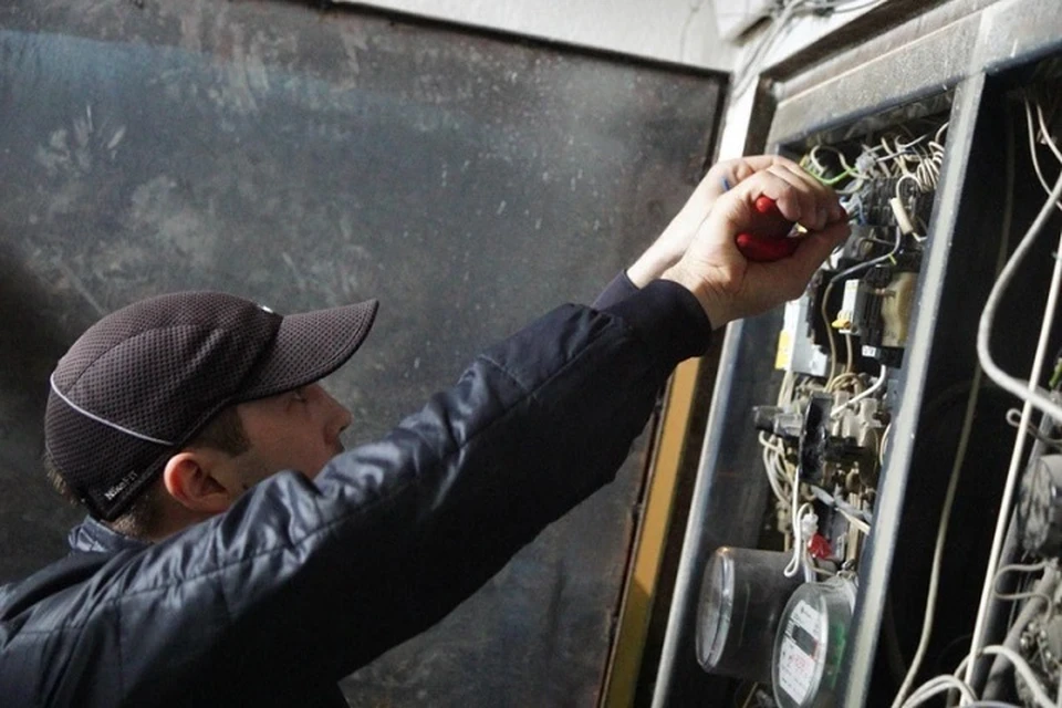 Аварийные бригады энергетиков в экстренном порядке занимаются переподключением сетей и запуском резервных источников питания (архивное фото)