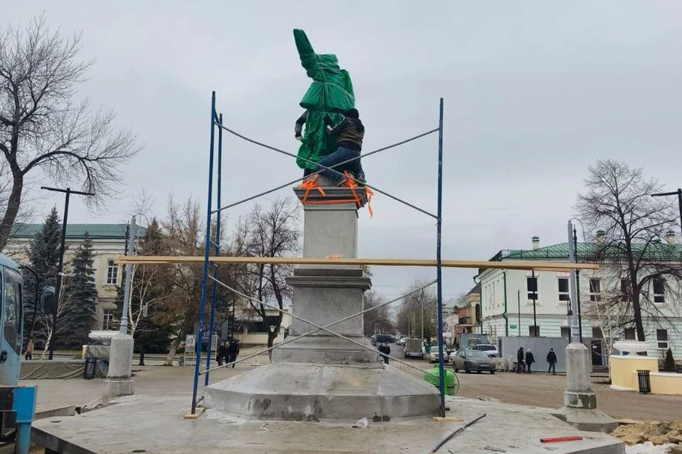Памятник будет обмотан целлофаном до окончания работ. Фото: мэрия Оренбурга