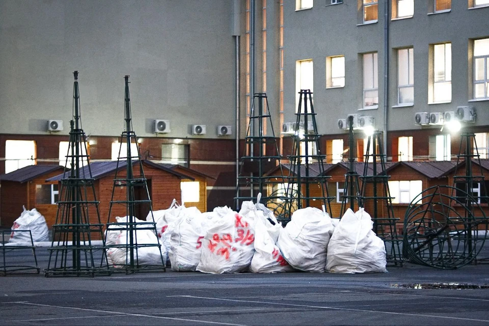 Сейчас на площади имени Ленина полным ходом идут подготовительные работы