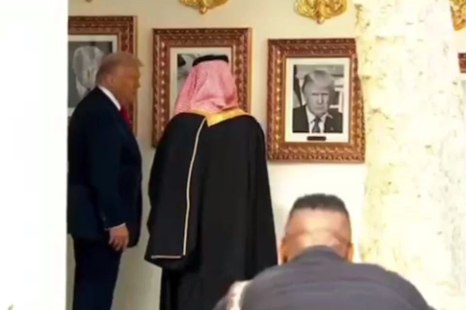 Трамп показал наследному принцу Саудовской Аравии портрет авторучки Байдена, фото: скриншот из видео телеканала Fox News