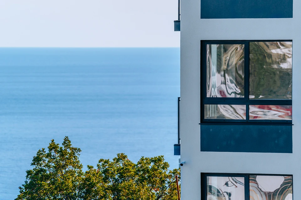 Вид из окон комплекса «Вилла Маяк». Жить рядом с морем - мечта многих: вдыхать его соленый аромат и наслаждаться им каждый день. Фото: ГК «Расцветай»