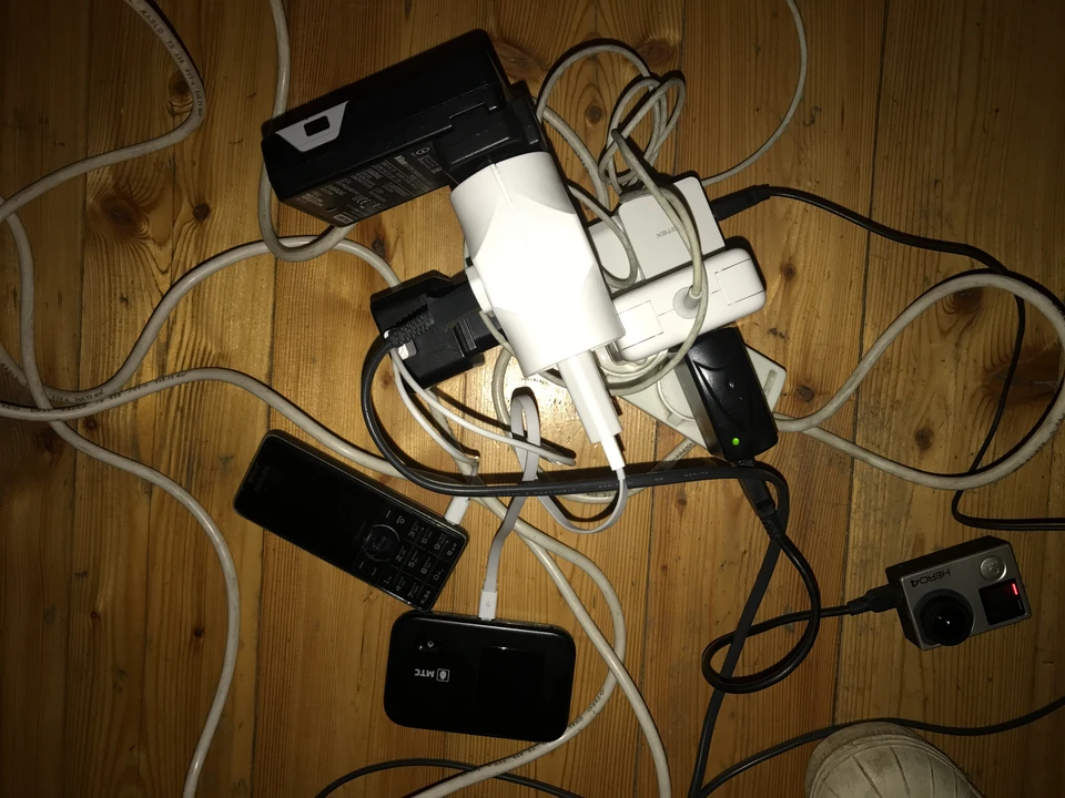 Чаще всего возгорания происходят из-за перегрева зарядных устройств и гаджетов.