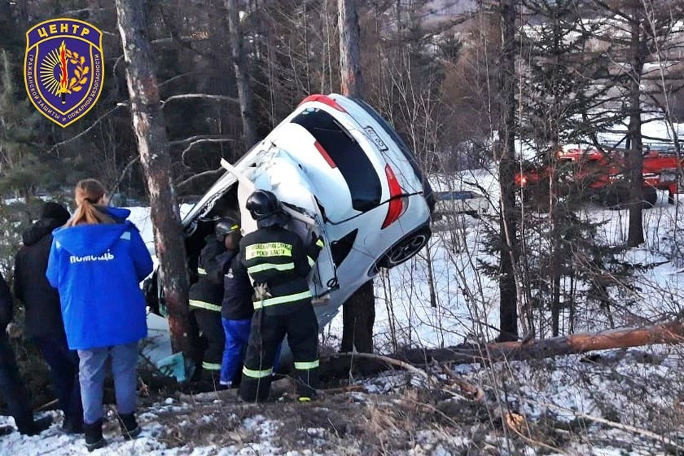 На помощь пострадавшим пришли спасатели и медики скорой помощи. Фото: Амурский центр ГЗ и ПБ