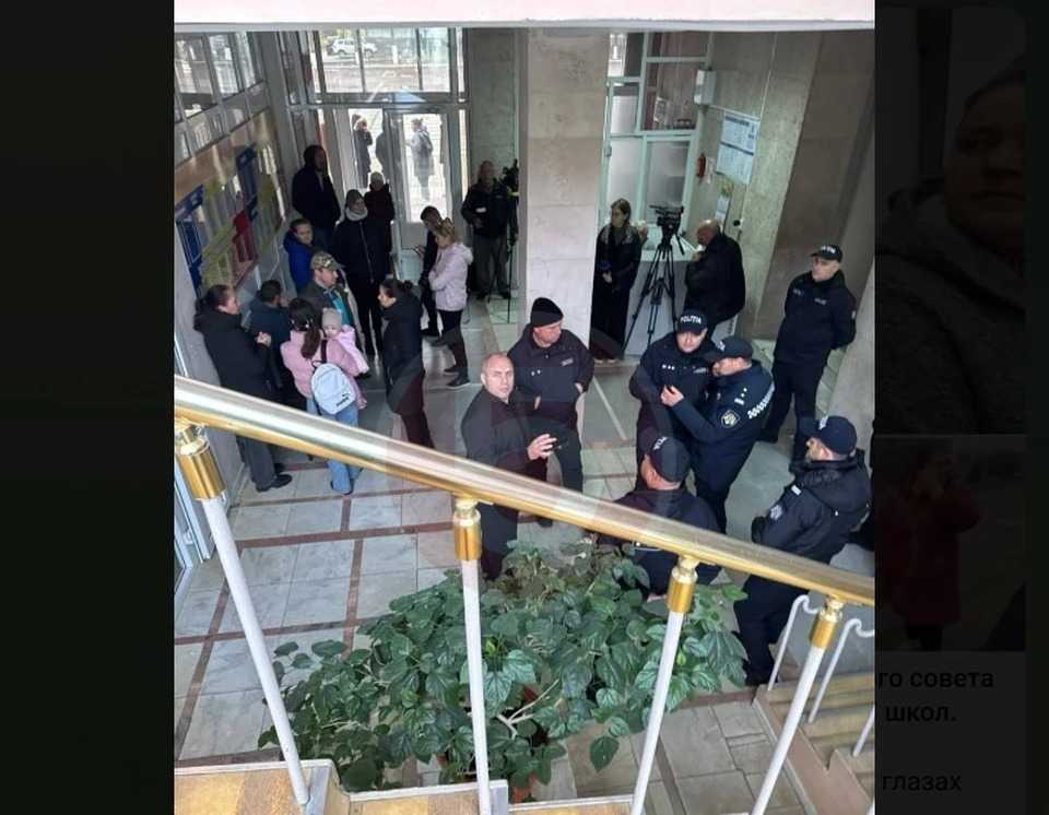 В здании районного совета много полицейских. Фото: соцсети