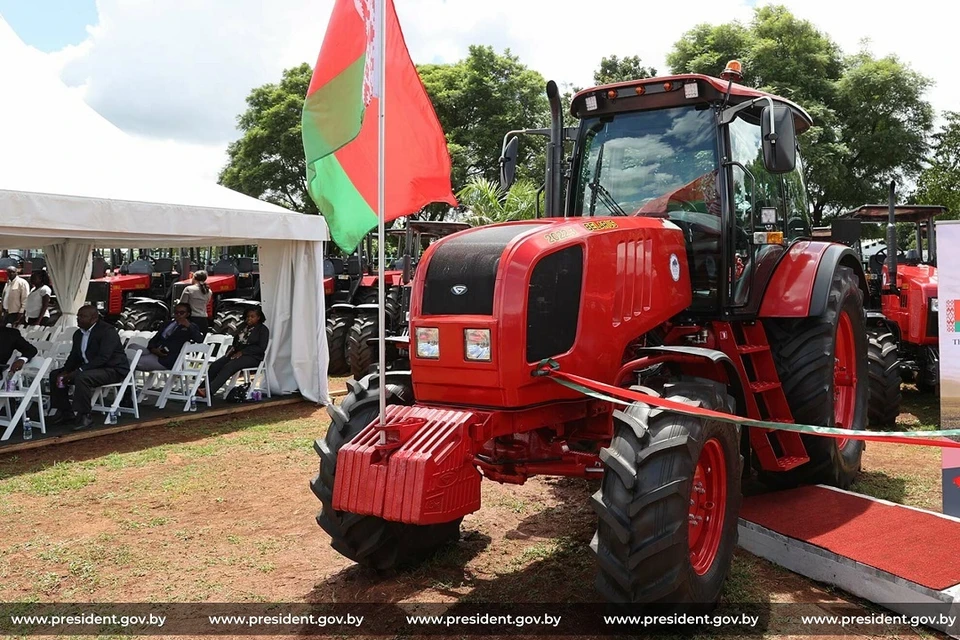 Лукашенко сказал произвести на МТЗ супертрактор. Фото используется в качестве иллюстрации: архив president.gov.by.