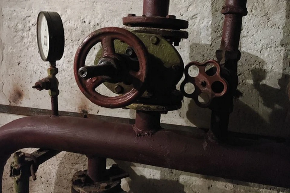 Специалисты заменили задвижку и сгоны для труб в здании школы. Фото: ТГ/Пушилин