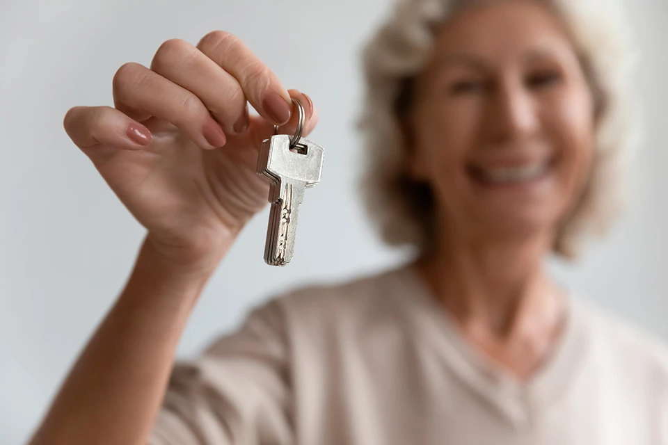 Появилась официальная статистика о жертвах мошеннических схем продажи "бабушкиного жилья". Фото: fizkes/Shutterstock/Fotodom