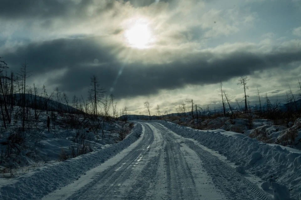 Медиков спасли из замерзшего «КамАЗа» в 40-градусный мороз в Магаданской области