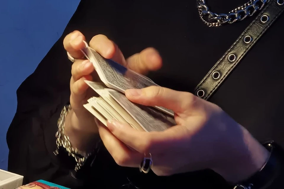 Таролога оштрафовали за фото карты, признанной экстремистской