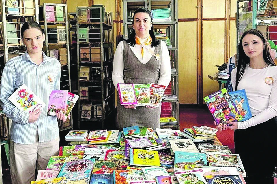 Библиотека Хлебодаровской школы пополнилась новыми книгами благодаря жителям Ульяновской области. ТГ-канал «Шефская помощь Херсонская область»