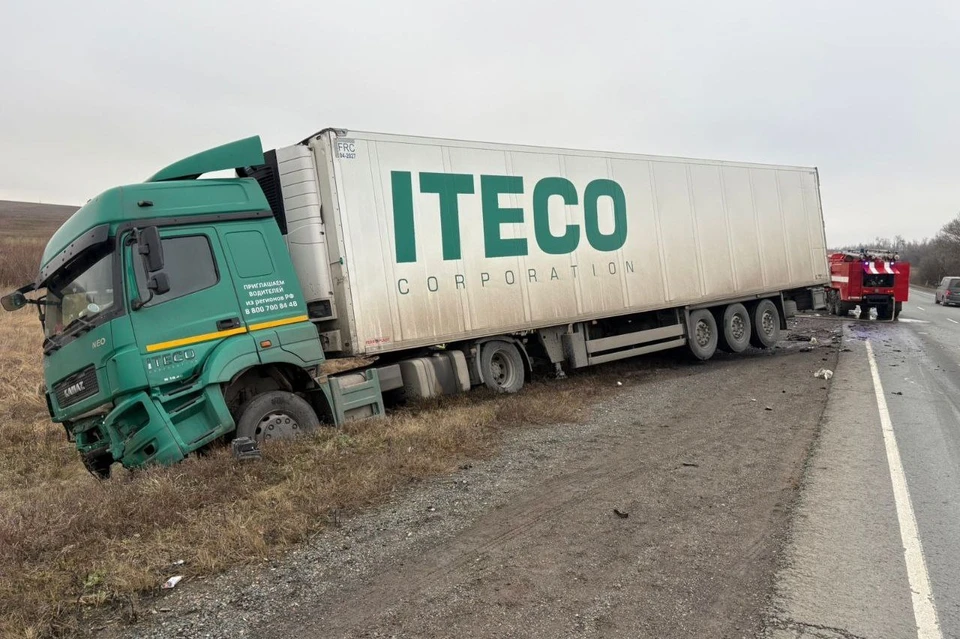 Произошло лобовое столкновение автомобилей Volkswagen Jetta и КамАЗ с полуприцепом