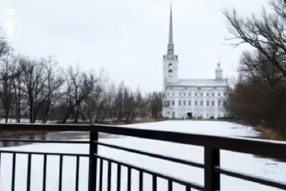 В парке осталось только убрать мусор.