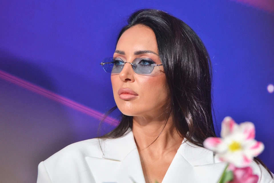 Алсу наглядно ответила на новости о своей беременности: «Отказать себе не могу»