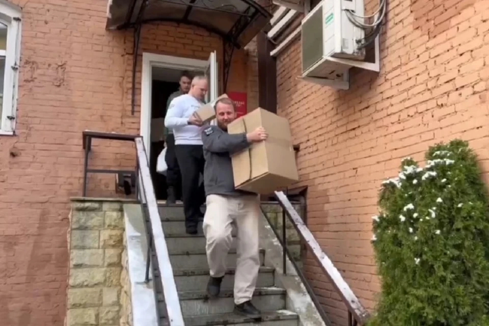 В посылках находятся развивающие игрушки, познавательные книги, сладости и карнавальные костюмы. Фото: Администрация Мариуполя