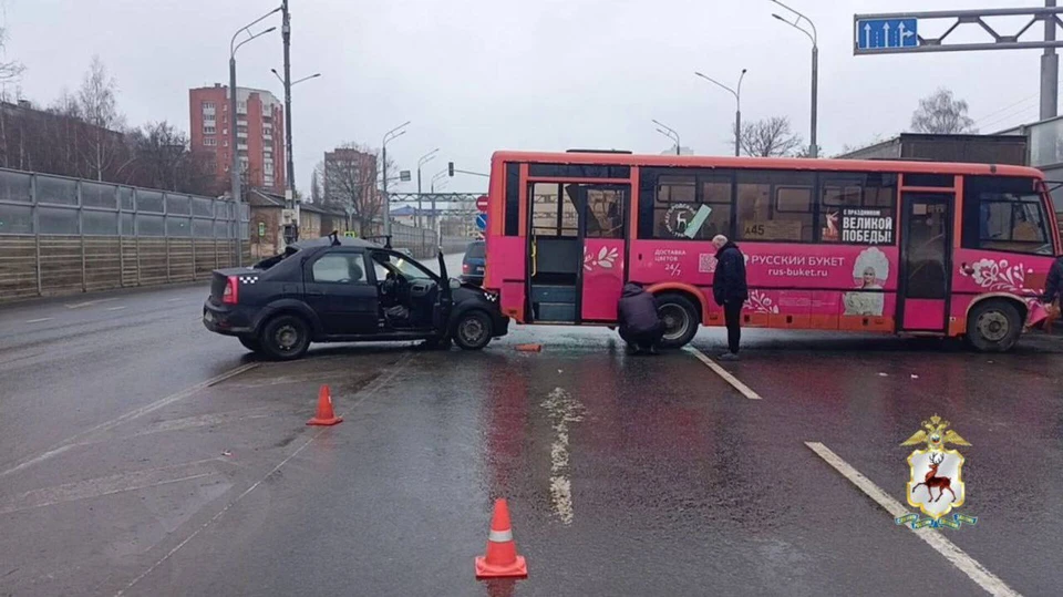 Легковушка столкнулась с автобусом на улице Циолковского. Фото: пресс-служба ГУ МВД России по Нижегородской области.