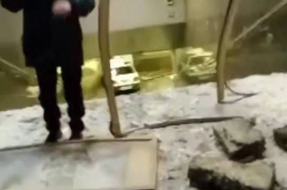 В Новосибирске иномарка влетела в вестибюль метро. Фото: стоп-кадр из видео, предоставленного очевидцами