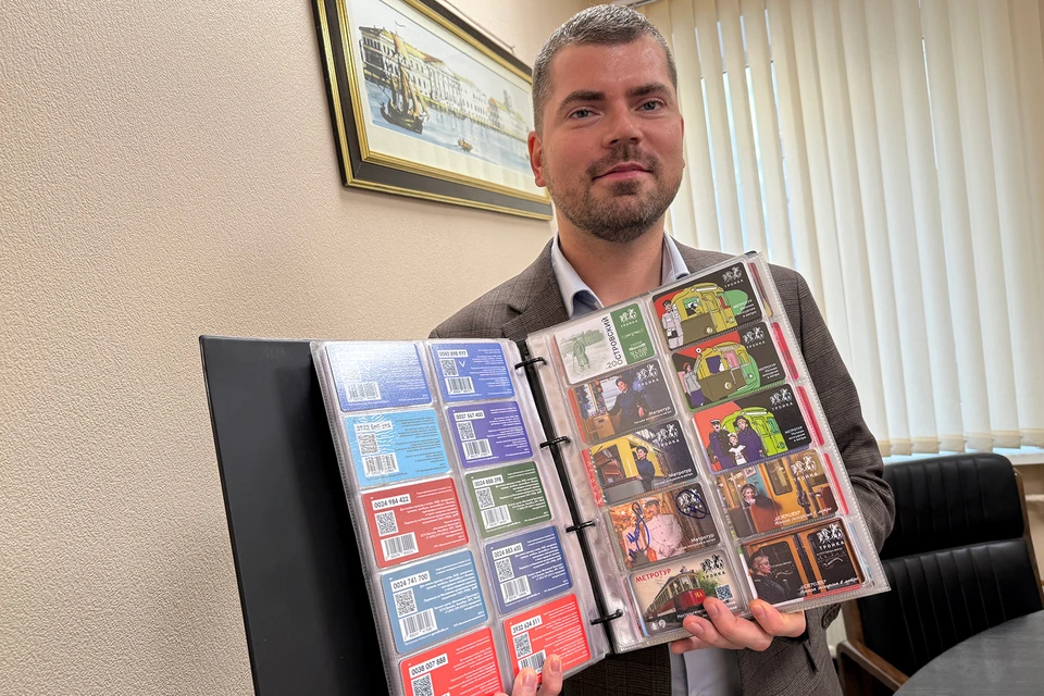 В таких альбомах Роман хранит свои сокровища: сортирует по темам картинок.