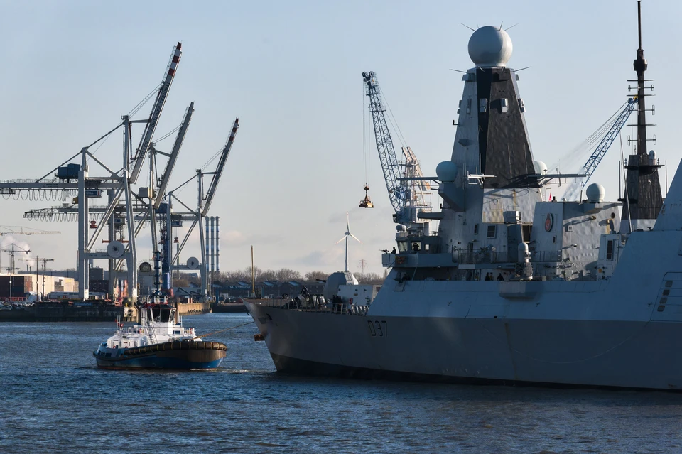 ВМС Британии заявили о перехвате военного корабля РФ