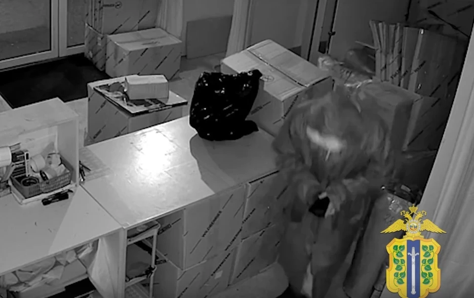 Украденную цепочку фигурант сдал в ломбард за 127 тысяч рублей. Скриншот видеозаписи УМВД России по Липецкой области.