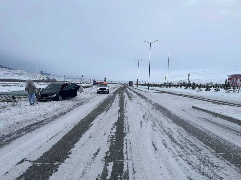 В Каа-Хеме устанавливаются обстоятельства ДТП, в котором погиб пассажир. Фото: Госавтоинспекция по Туве