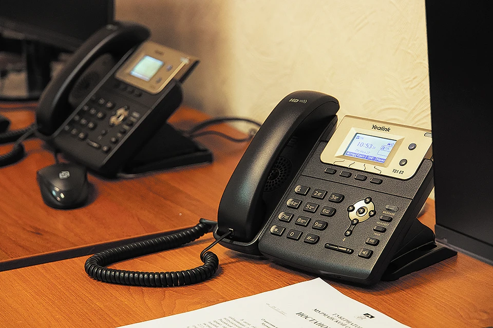 Позвонить можно по телефону: 8 (815-2) 48-68-00. Линия работает по будням с 9.00 до 17.00, а обращение при желании жалобу можно оставить анонимно.