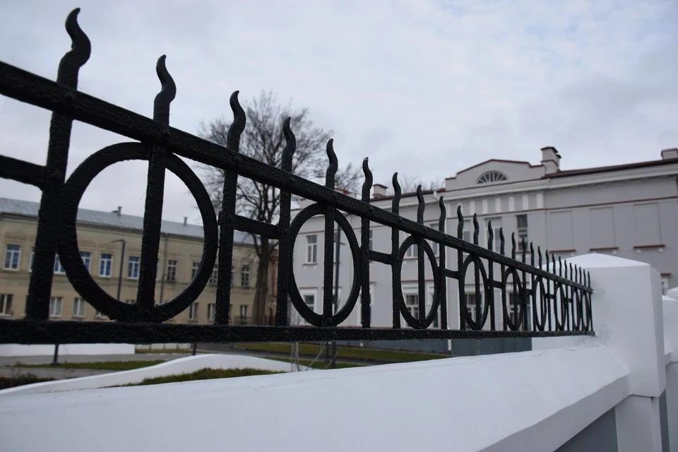 В сквер вернули отреставрированное кованое ограждение