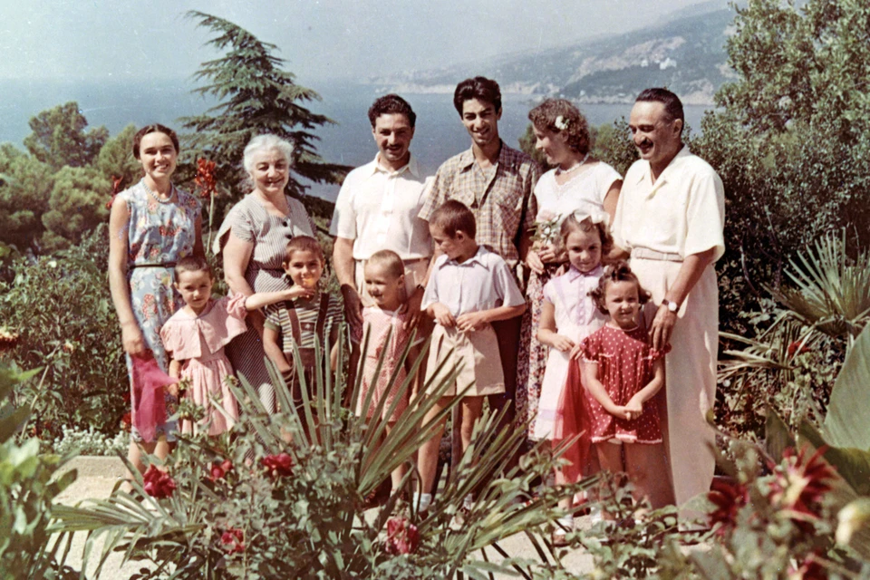Семья Микоян (не в полном составе) на отдыхе в Крыму. В верхнем ряду, слева-направо - Алла (жена Серго), Ашхен Лазаревна (жена Анастаса Ивановича), Серго, Степан, Эля (жена Степана) и Анастас Микоян. Собеседник «КП», Владимир Микоян, в нижнем ряду второй слева.