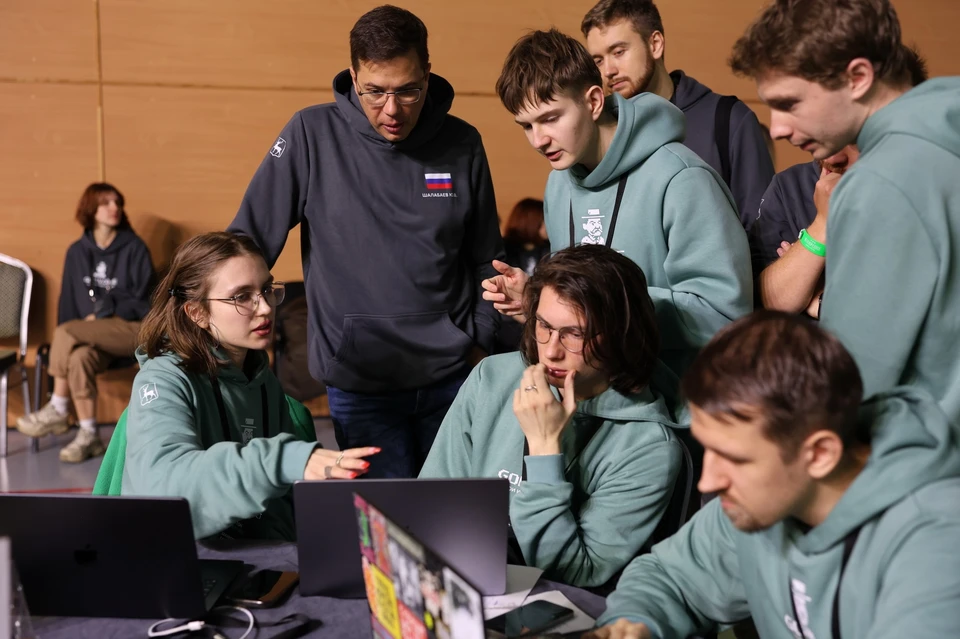 Юрий Шалабаев встретился с нижегородскими студентами на хакатоне «GORKYCODE». ФОТО: телеграм-канал Юрия Шалабаева.