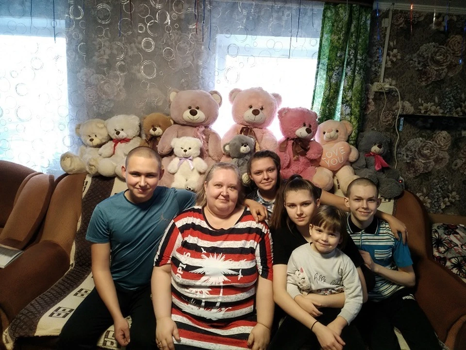 Наталья, мама десятерых детей, с младшими детьми Колей, Элиной, Алиной, Димой и с внучкой Софией.
