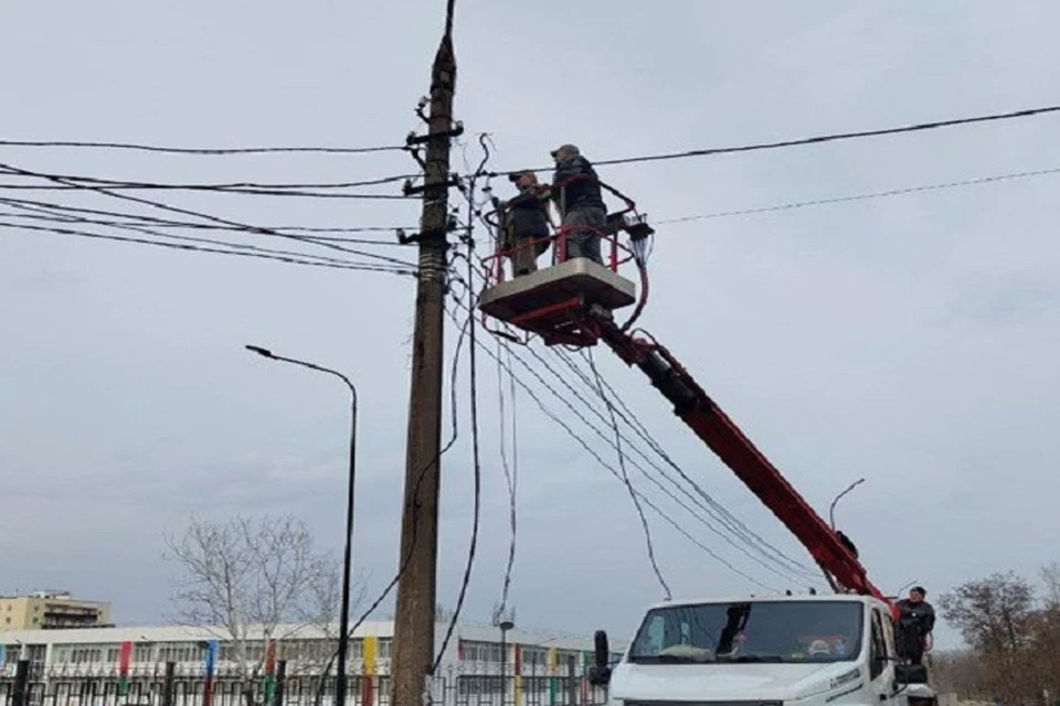 В Мариуполе начали монтаж новогодней иллюминации. Фото: АГО Мариуполь