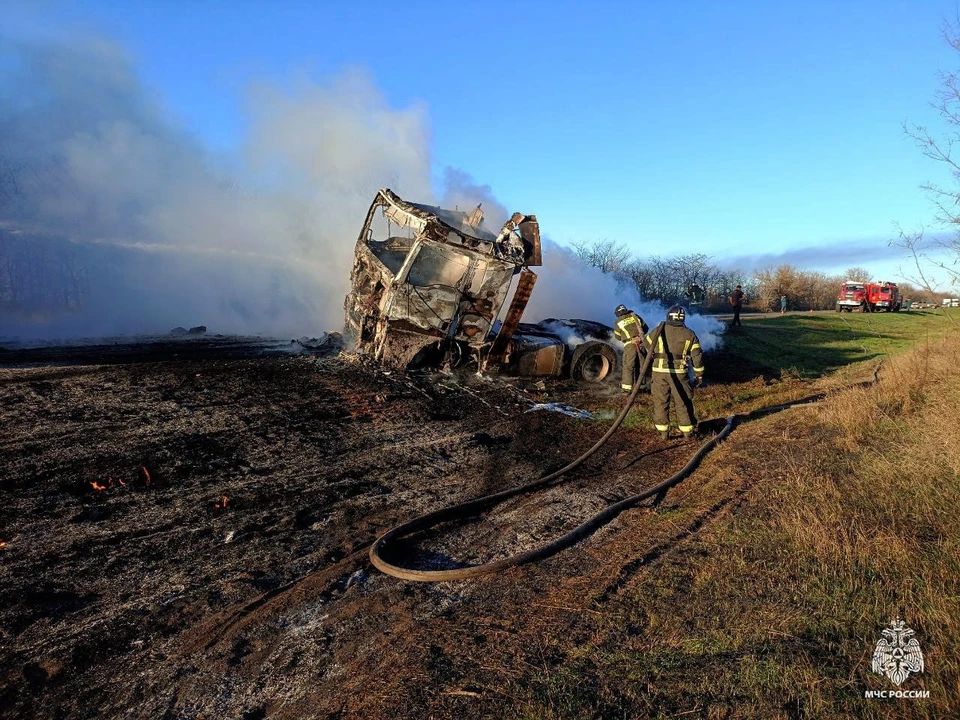 На трассе тушили бензовоз. Фото - МЧС Запорожской области