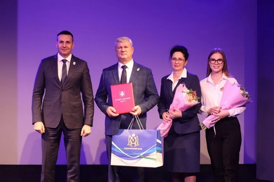 Дмитрий Демешин вручил семьям, принявшим участие в открытии проекта, памятные подарки. Фото: Мария ПОСПЕЛОВА