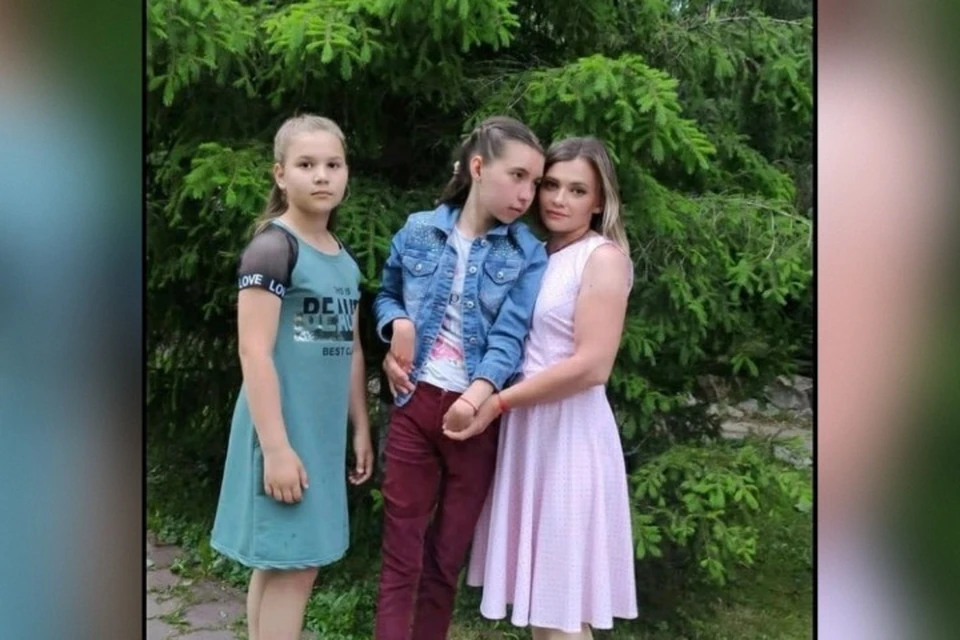 Вероника не может стоять без поддержки мамы. Фото: личный архив