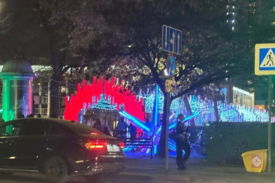 Улицу Красную украшают к Новому году