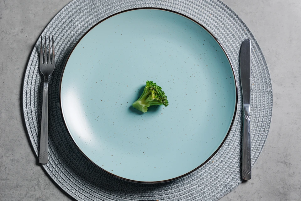 При расстройстве пищевого поведения человек может придумывать разные ритуалы с едой