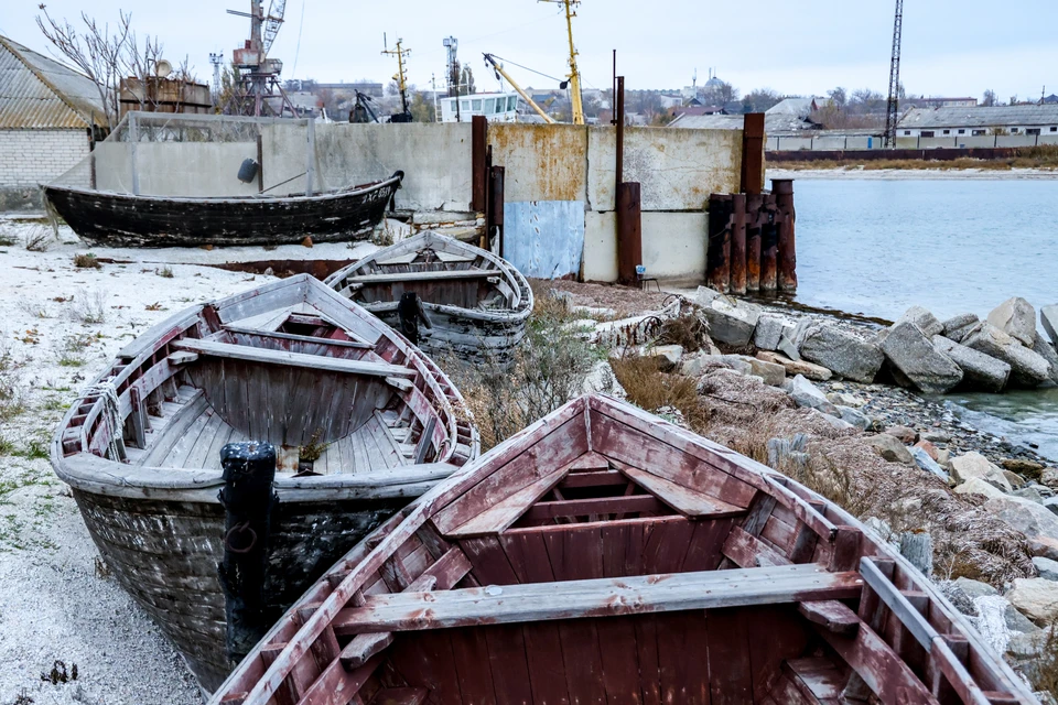 Геническ. Вид на старые рыболовецкие лодки в порту Азовского моря. Фото: Алексей Коновалов/ТАСС