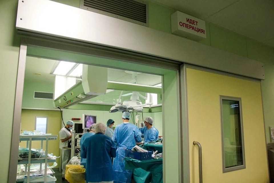 Хирурги успешно провели сложную операцию.