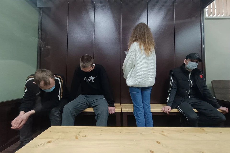 На скамье подсудимых оказались четверо: Артур Каменецкий, Дмитрий Леонтьев, Андрей Основа и Анжела Цырульникова.