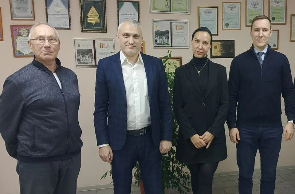На встрече в компании «Агротех» (на фото – слева-направо): руководитель компании Валерий Широков, Александр Толстых, Людмила Федотова и Алан Быдтаев. Фото: ПТК «Агротех»