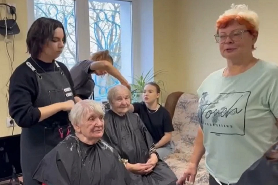 Будущие парикмахеры подарили пожилым женщинам частичку своей любви и внимания. Фото: #МЫВМЕСТЕ