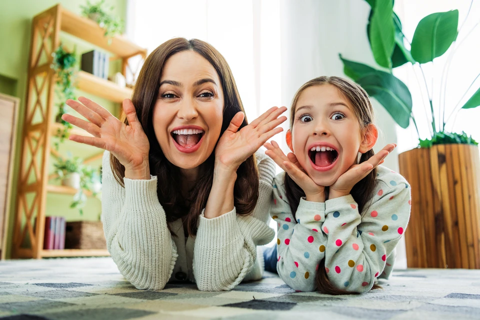 Многие из этих фраз мы используем в общении с собственными детьми, даже не осознавая этого. Фото: Roman Samborskyi/Shutterstock/Fotodom