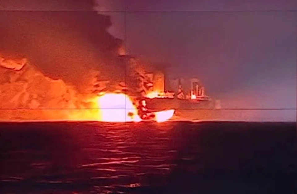 Весь экипаж танкера эвакуировали. Скрин с видео