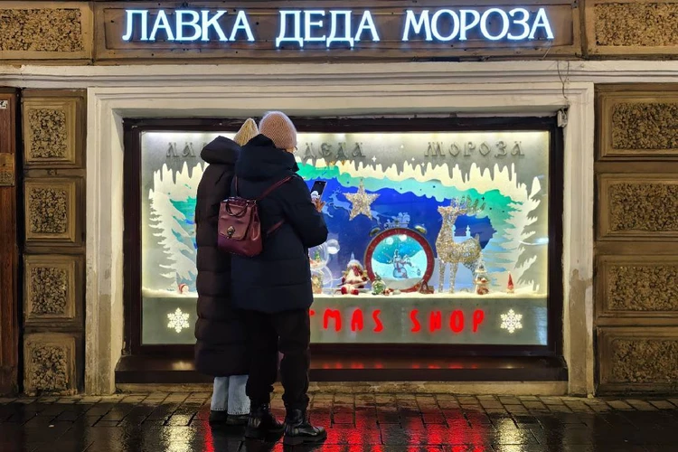 Хвоя и шарики: в Петербурге разработали типовой стиль для новогоднего оформления магазинов и кафе