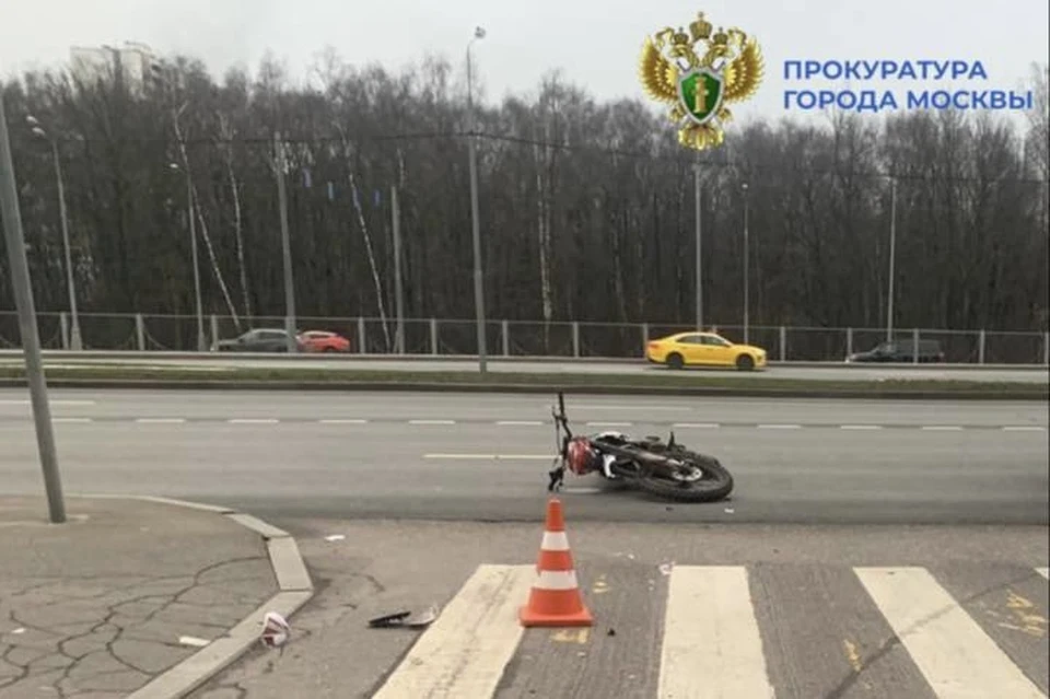 Юный питбайкер попал под колеса легковушки на Рублевском шоссе в Москве