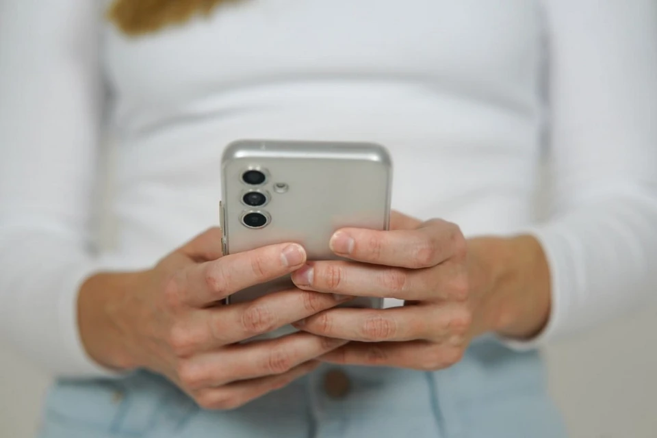 Преступники отправляют SMS или сообщения в мессенджерах.