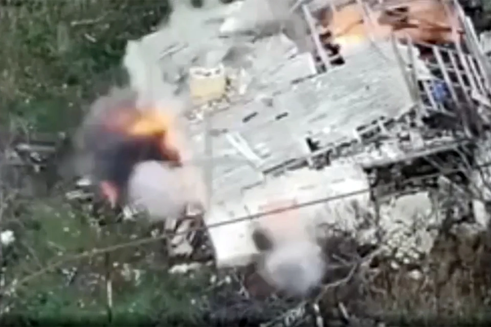 Минобороны России демонстрирует боевую работу операторов войск беспилотных систем «Южной» группировки войск на Северском направлении.